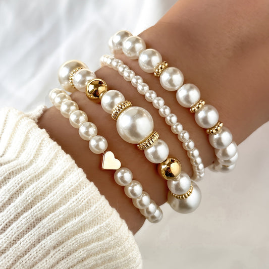 Set di bracciali eleganti con perle e cuore