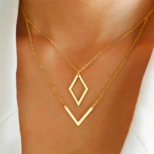 Collana con ciondolo a V dal design geometrico ed elegante