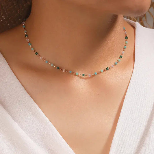 Collana placcata oro con dettagli di ciottoli colorati