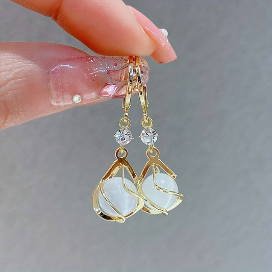 Orecchini pendenti eleganti con opale bianco