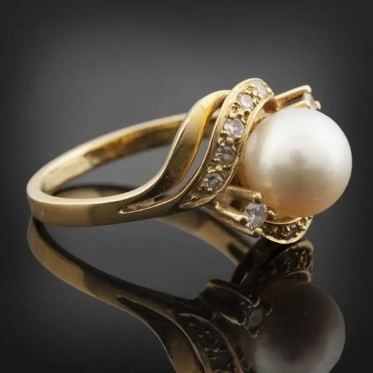 Chic Pearl & Radiant Gold Ring