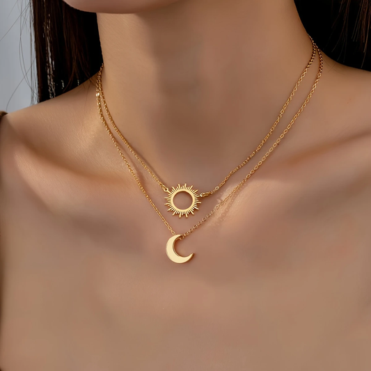 Collana a strati in oro con sole e luna