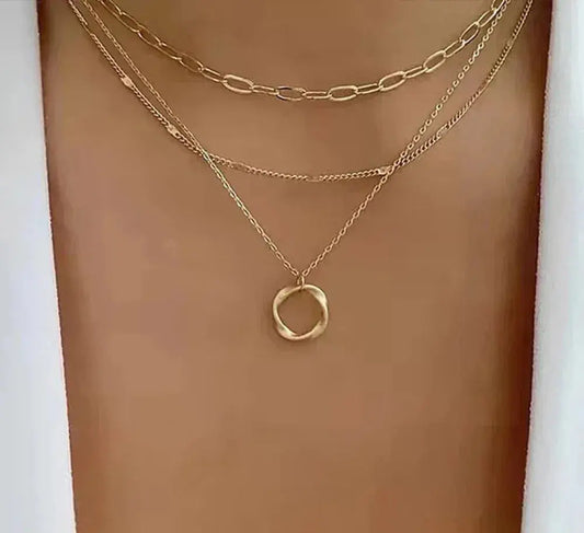 Collana classica a strati in oro con ciondolo